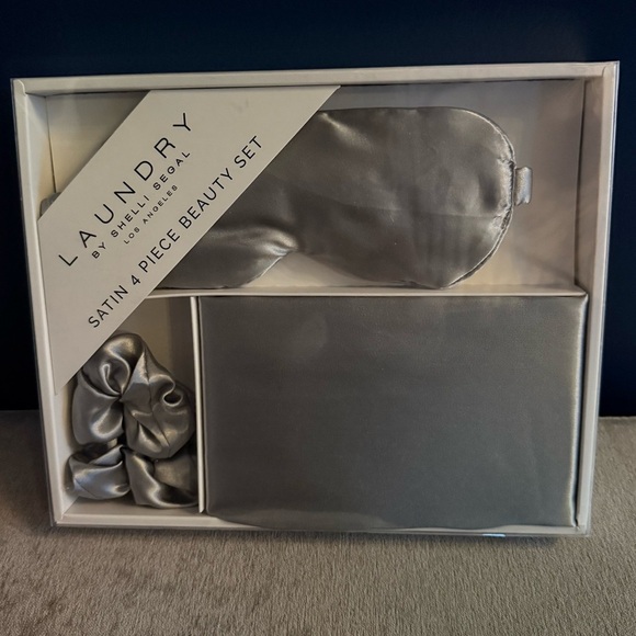 NWT Laundry by Shelli Segal Satin 4 Piece Beauty Set Pillowcase, Eye Mask Silver - Picture 1 of 3